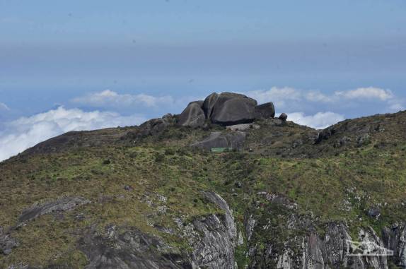 O Castelo do Açu, de onde partimos duas horas antes, visto do alto do Morro da Luva, no 2o dia de caminhada no Parque Nacional da Serra dos Órgãos, no Rio de Janeiro
